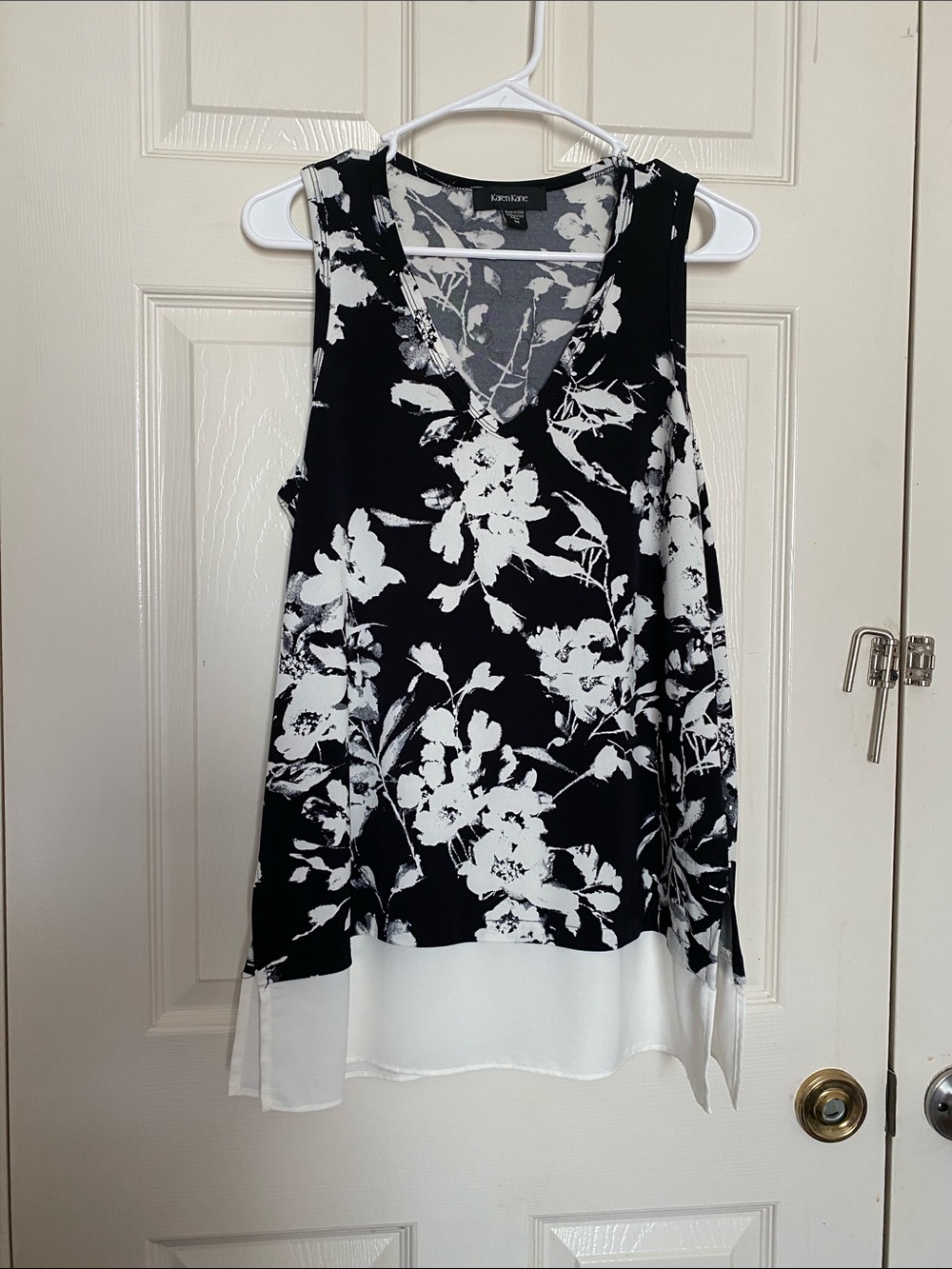 Karen Kane Black & Off White Floral V-Neck Sleeveless Tank MEDIUM